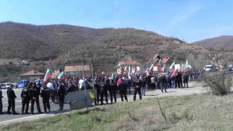 Хората от Варвара затвориха пътя Пазарджик - Велинград. Протестират крещу кмета