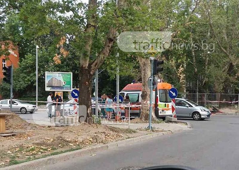Кола отнесе моторист в центъра на Пловдив! На място има линейка и полиция СНИМКА