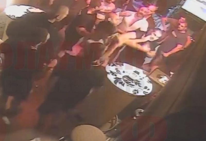 ВИДЕО показва как Рочата и Джендов започват мелето в бар 