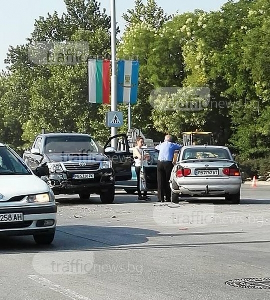 Джип и кола се помляха на Карловско шосе СНИМКИ