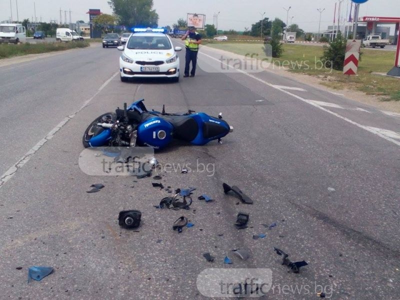 Откараха моторист с линейка, след като се заби в автомобил на пътя Пловдив – Асеновград СНИМКИ