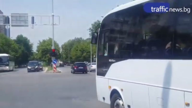 Светофарите не важат за този шофьор на автобус в Пловдив ВИДЕО