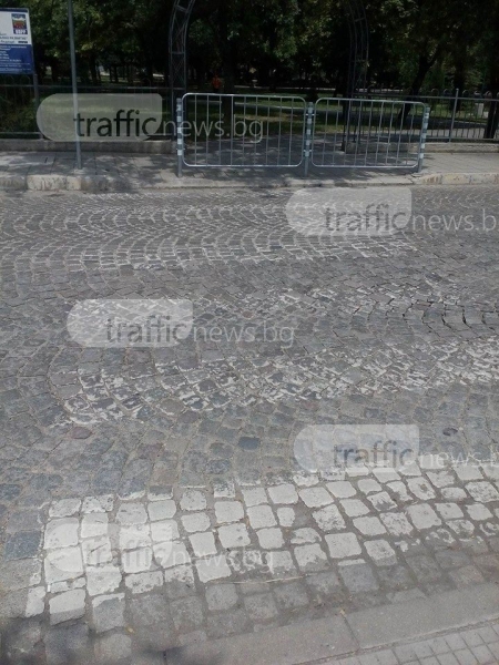Заградиха пешеходна пътека с мантинела в Кючука заради деца без спирачки СНИМКИ
