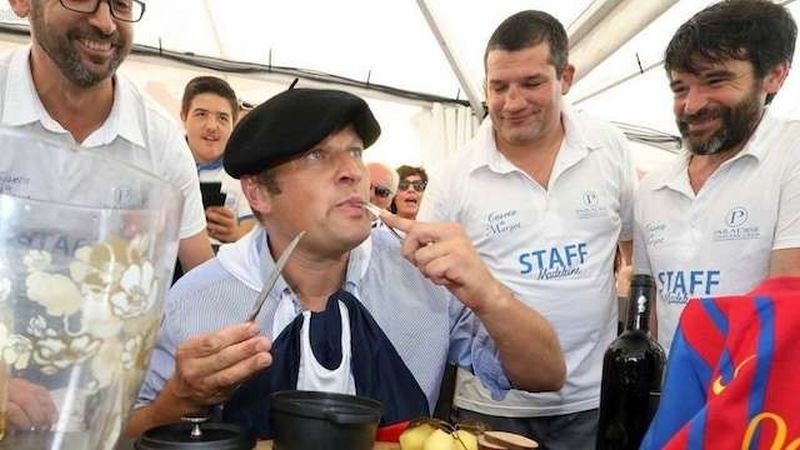 Френски кмет изяде плъх, след като подцени “Барса“ СНИМКА