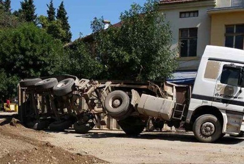 Камион се катурна в центъра на Септември СНИМКИ