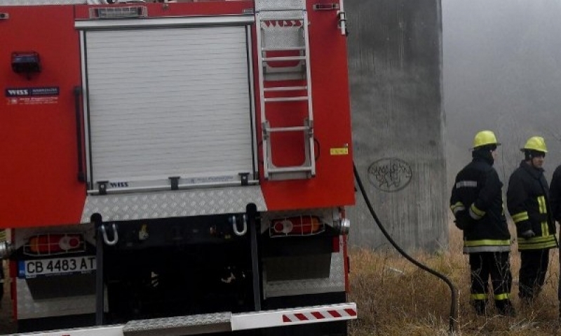 Пожарникар пострада, борейки се с огнената стихия край Церковски
