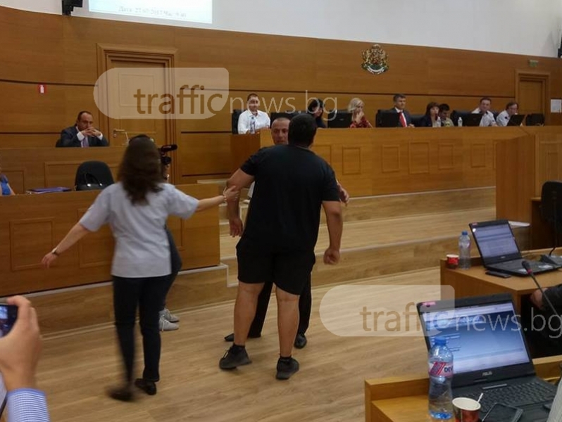 Скандал в пловдивския парламент! Охраната изведе таксиметрови босове ВИДЕО