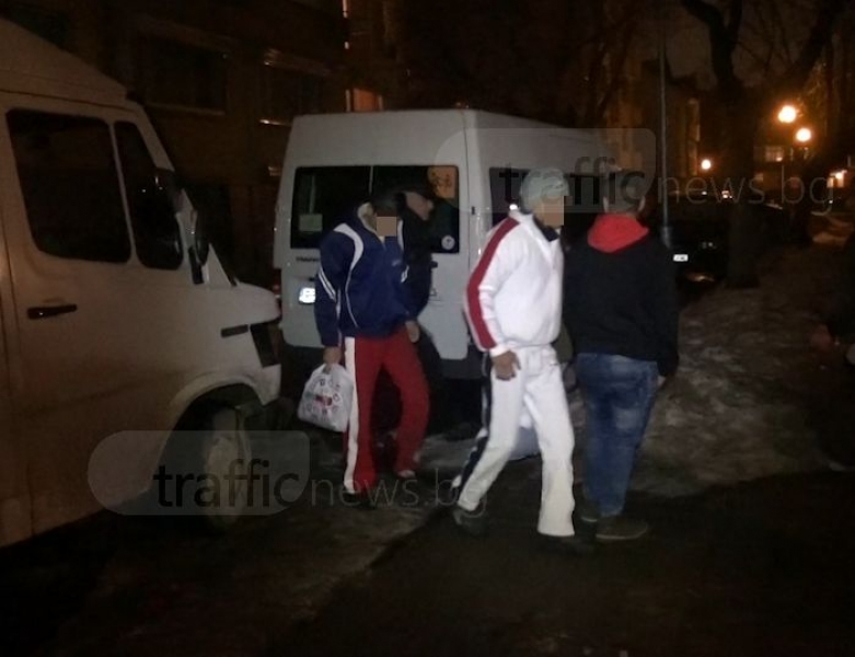 Полицията залови 47 бежанци, натъпкани в 2 буса, на пътя за Карлово