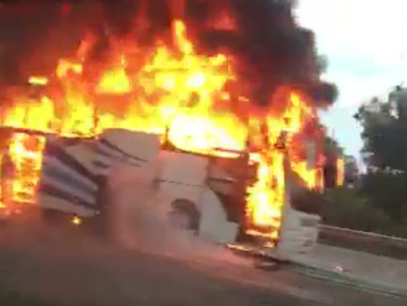 Автобус с пътници се запали край морето ВИДЕО *