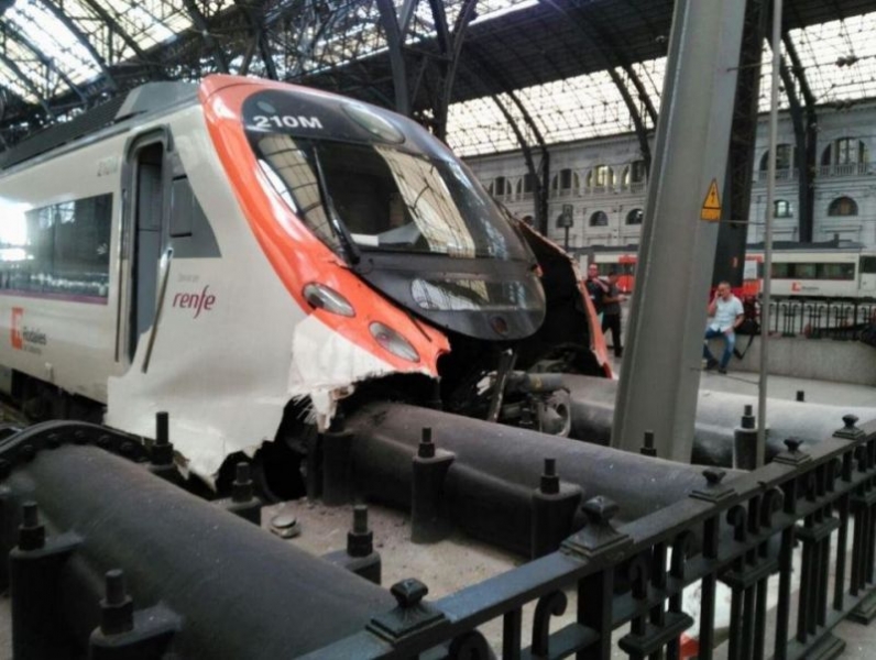 Влак катастрофира в Барселона, 48 са ранени СНИМКИ