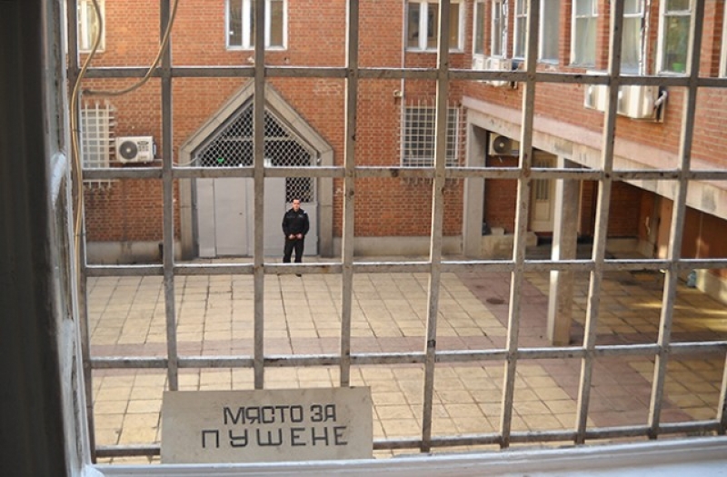 Внезапна смърт в пловдивския затвор: Педофил издъхна, докато се разхожда