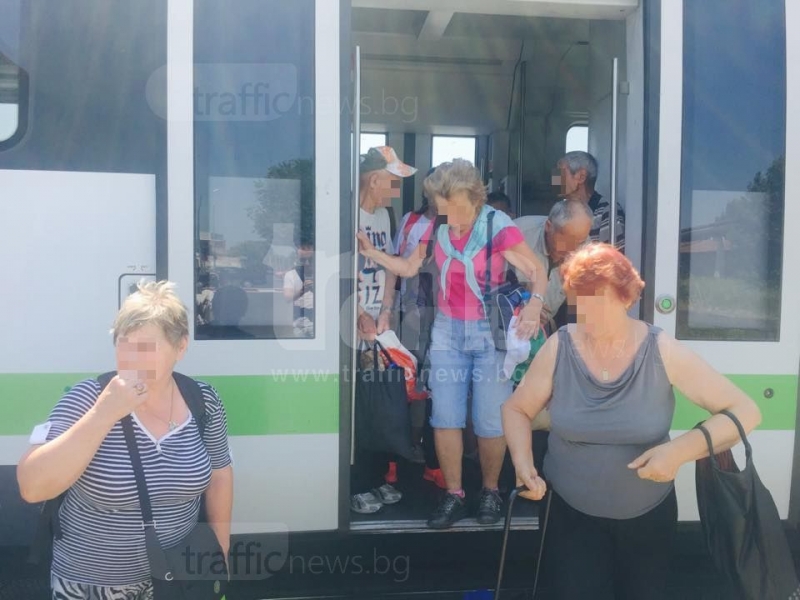 След трагедията: 6 влака и стотици пътници блокирани в Стамболийски