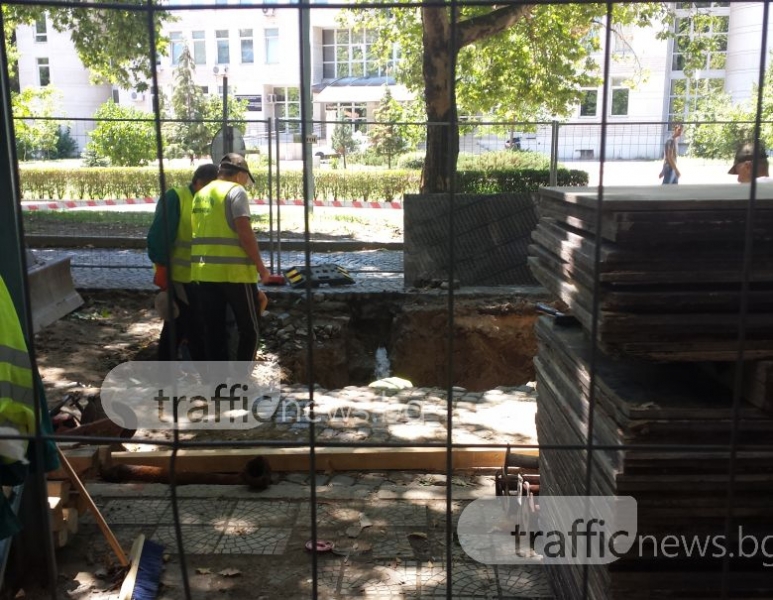 Пробиха тръба на бул. “В. Априлов“! В затворения за движение участък вече няма и вода