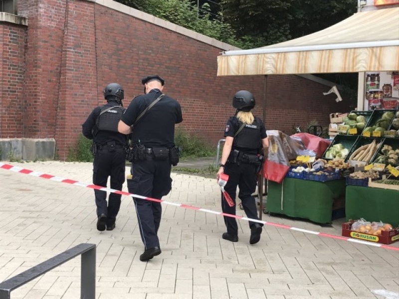 Един загина при нападение с нож в супермаркет в Хамбург