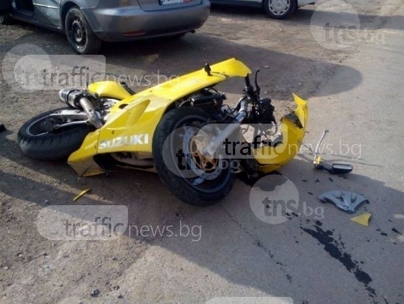 Моторист катастрофира край Садово, момчето все още е на асфалта СНИМКА