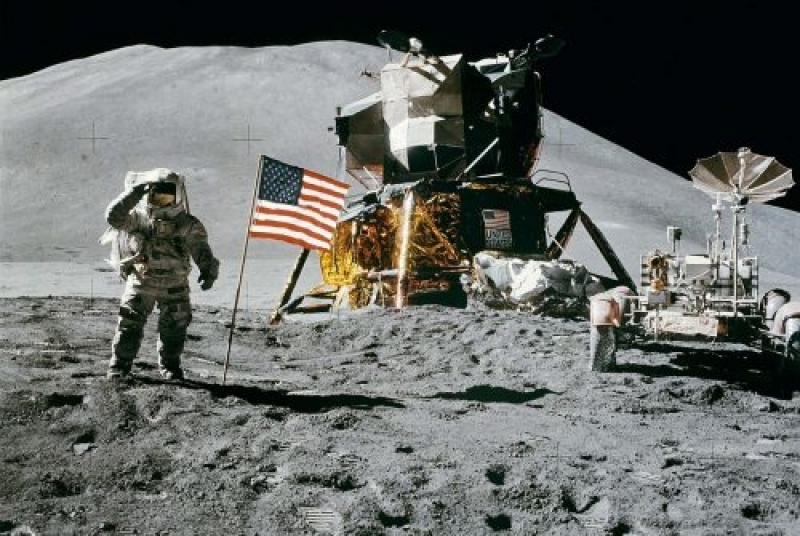 Откраднаха безценен сувенир на астронавта Нийл Армстронг