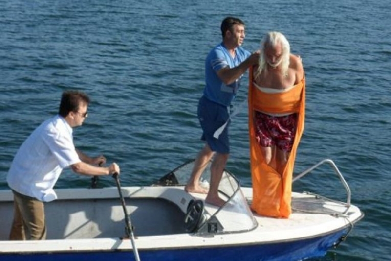 За първи път в света! Човека амфибия преплува Дунав опакован в чувал