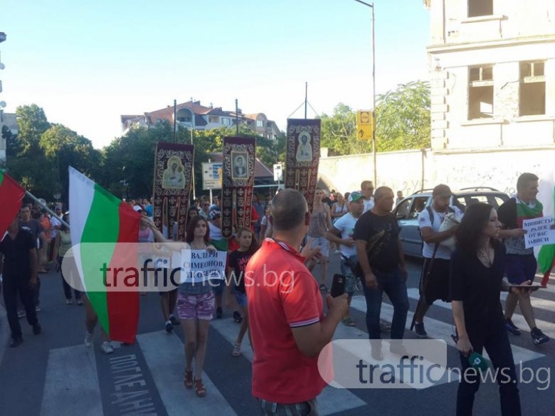 С гайди и знамена протестиращите в Асеновград блокираха пътя за Смолян! ВИДЕО