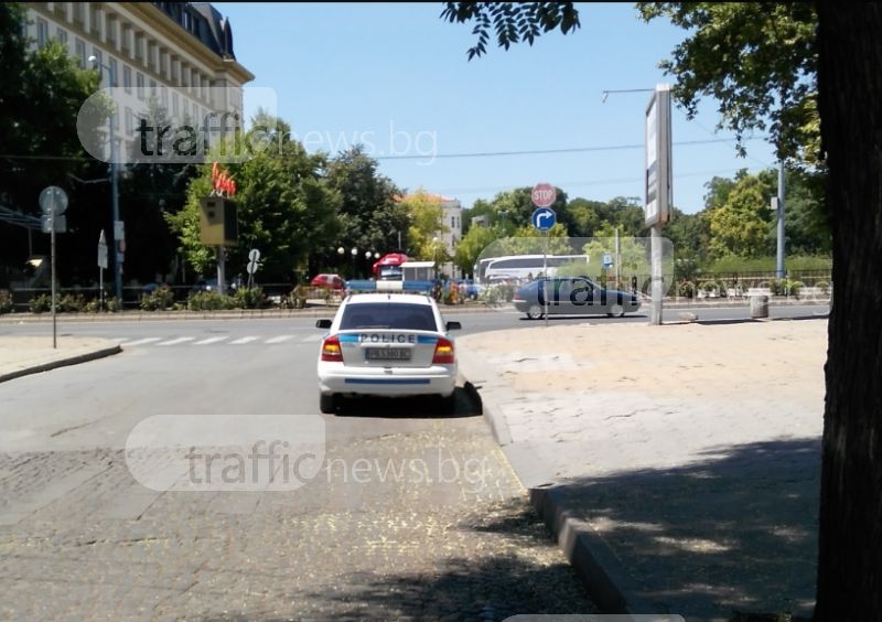 Полицаи в Пловдив с “показен“ урок по паркиране  - на кръстовище, между две пешеходни пътеки СНИМКИ
