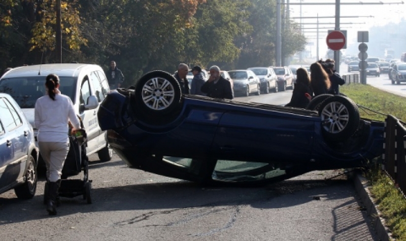 Тежка катастрофа! Кола се обърна по таван на Цариградско