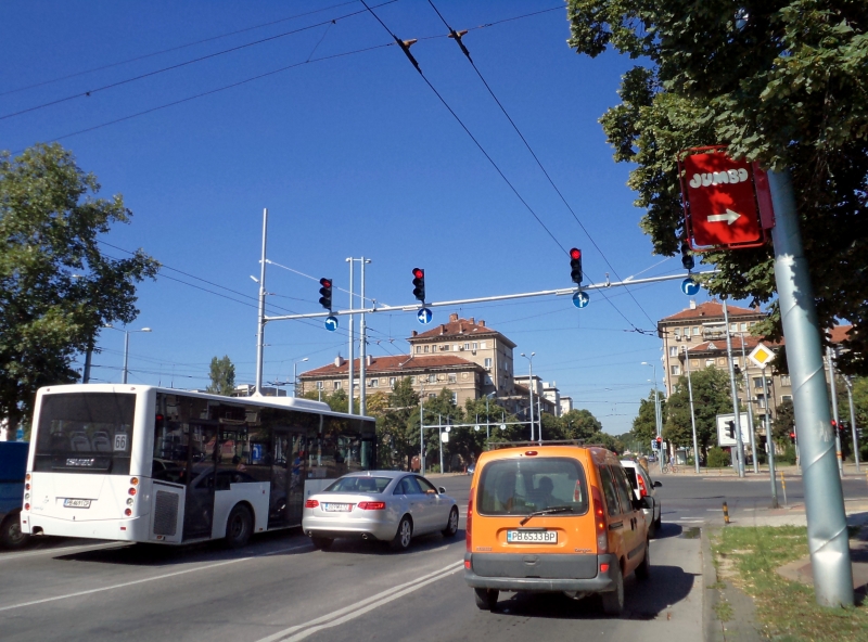 Промениха стрелките на светофара на кръстовището между 
