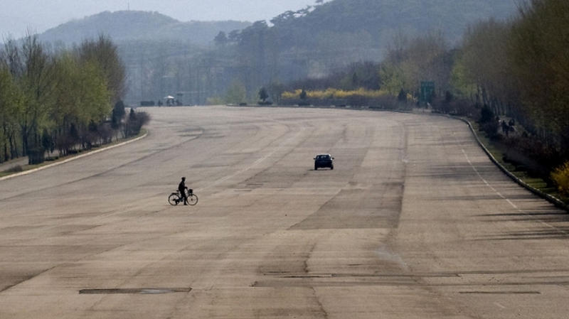 Магистралите в Северна Корея - като летища, но без автомобили СНИМКИ