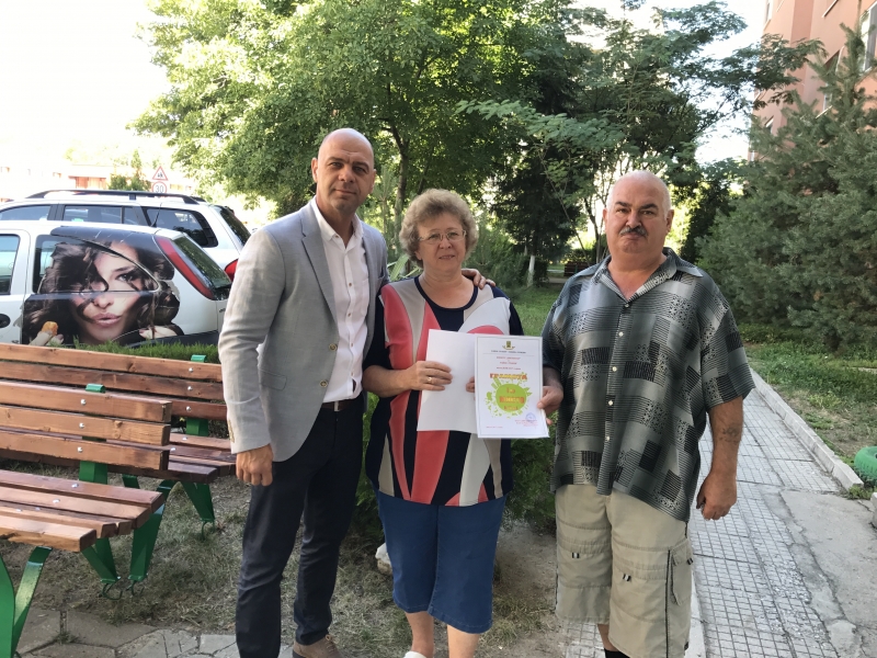 Кметът на Тракия награди победителя в конкурса “Цветен кът“
