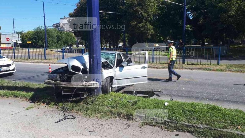 Тежка катастрофа! БМВ се заби в стълб в Пазарджик, две момчета са в болница СНИМКА