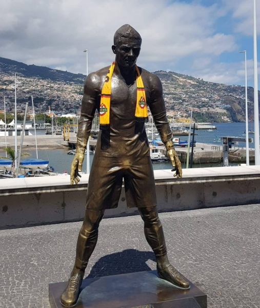 Кристияно Роналдо носи шалче на Ботев СНИМКИ