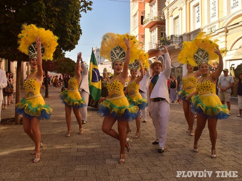 Самба и танци със саби на Главната в Пловдив СНИМКИ