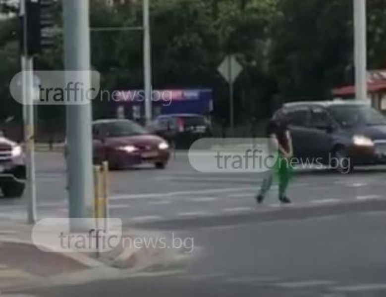 Айляк развесели шофьорите, пресече танцувайки пловдивски булевард ВИДЕО