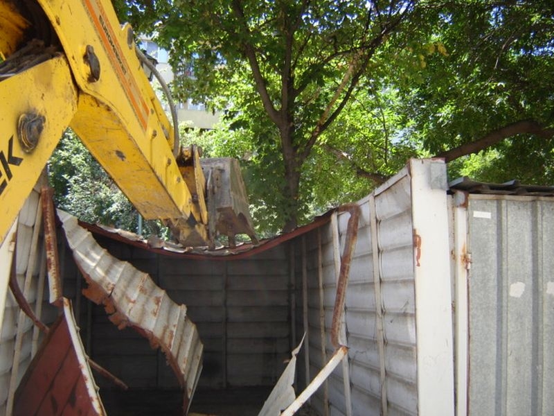 Акция срещу незаконни гаражи в Кършияка, 4 клетки са отстранени