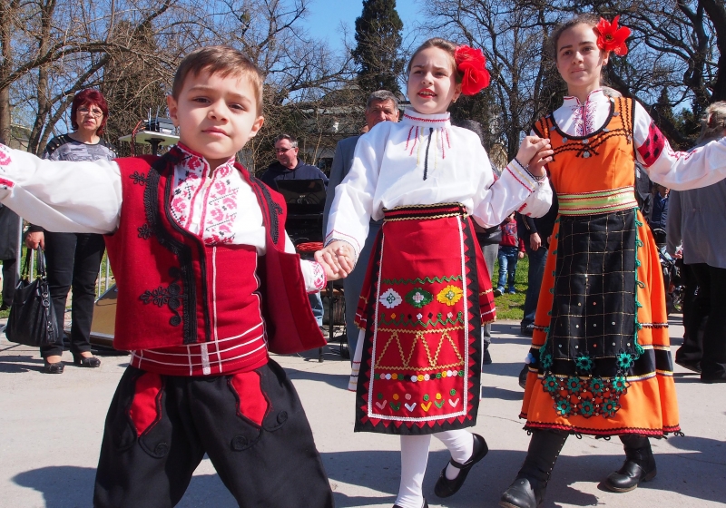 Стряма празнува с кръшни хора, дърпане на въже и скачане с чували