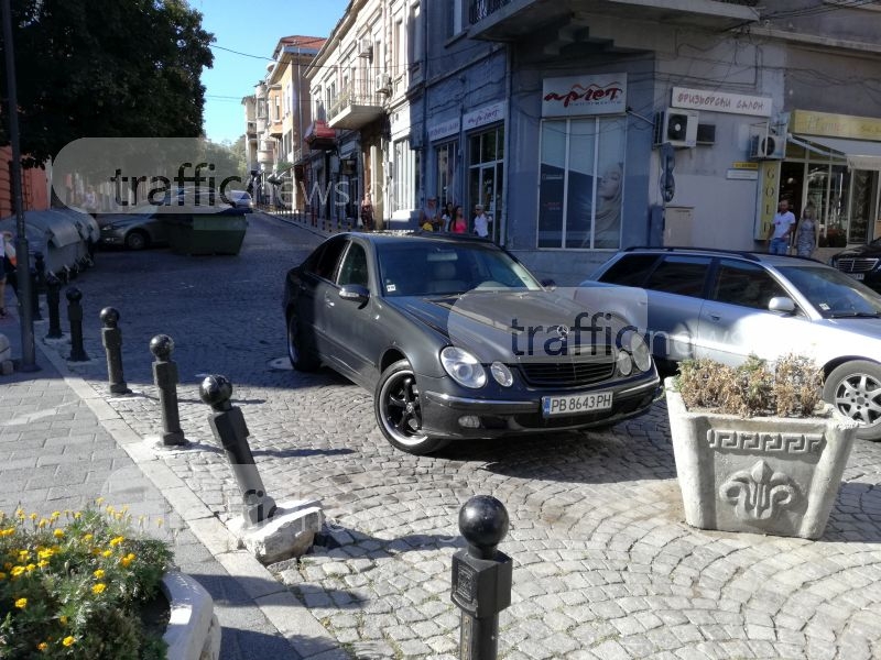 Мерцедес си присвои част от улица на пъпа на Пловдив СНИМКИ