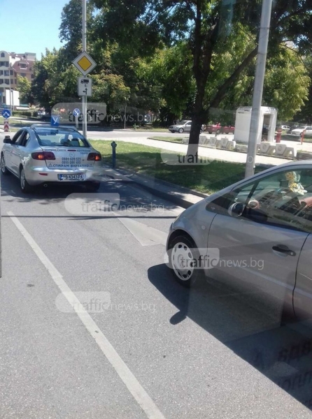 Учебен автомобил наби спирачки, четирима се надъниха в него на пловдивски булевард СНИМКИ