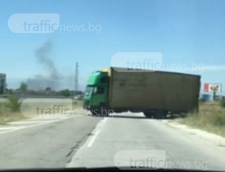 Опасна маневра край Пловдив! Камион обръща насред пътя, навлиза в насрещното ВИДЕО