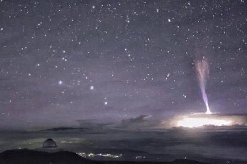 Заснеха гигантска мълния, ударила планина на Хаваите ВИДЕО