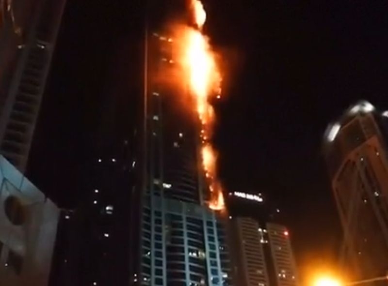 Пожар горя в една от най-високите сгради в света ВИДЕО