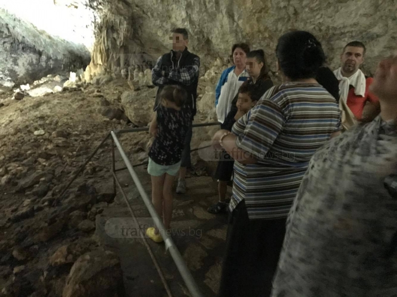 Роми превзеха пещера край Пловдив, клатят сталактити СНИМКИ