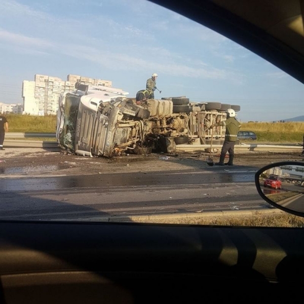 ТИР се обърна на столичното Околовръстно, затапи движението СНИМКИ