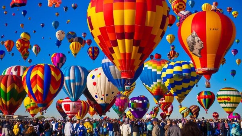 Зрелищна гледка: Фестивал на летящите балони в Китай ВИДЕО и СНИМКИ