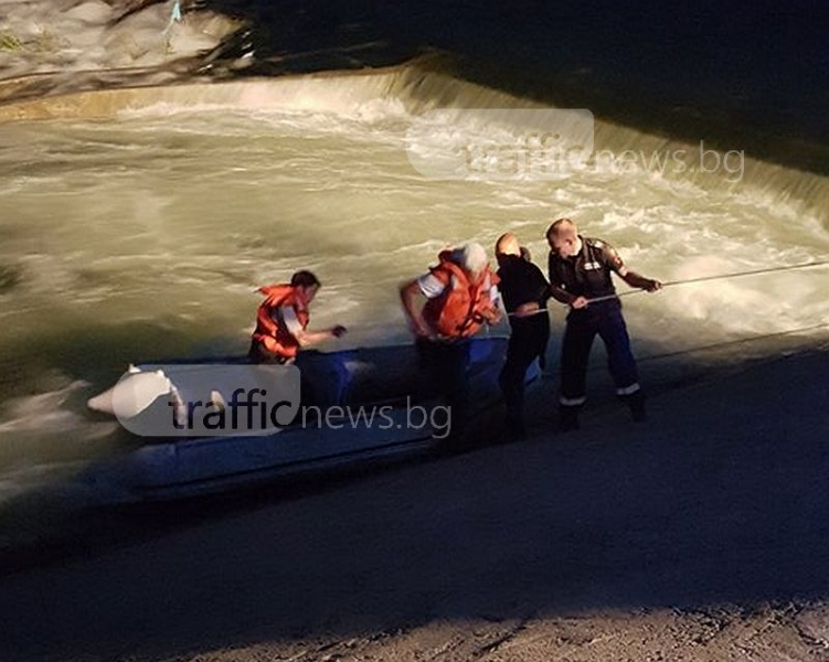 Спасителна операция край Пловдив! Водите на Въча притиснаха рибари СНИМКИ