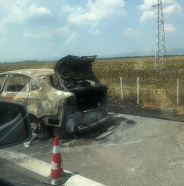 Кола се запали на магистралата, колоната стигна 7 километра СНИМКИ