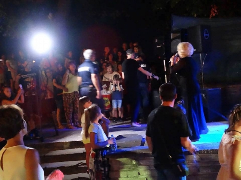Полиция нахлу на концерт на Силвия Кацарова, арестува диджея