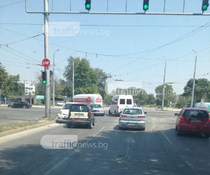 Верижна катастрофа на Кукленско шосе! Автомобил се заби в насрещното