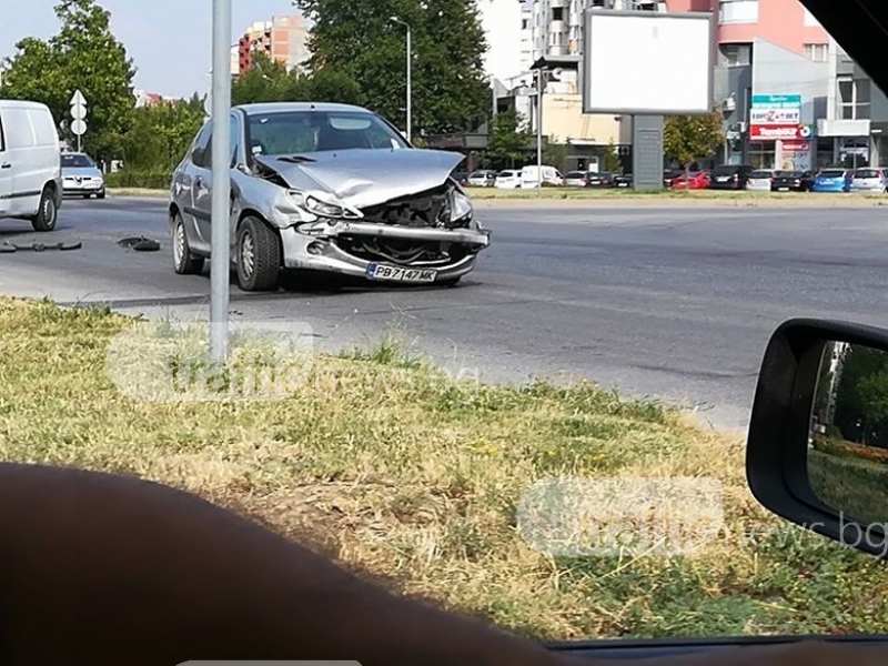 Брони и стъкла се разхвърчаха в ЖР Тракия! Помляно пежо на кръговото СНИМКИ