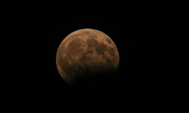 Стотици българи наблюдаваха частичното лунно затъмнение