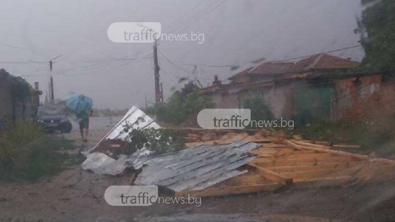 Паднали дървета и съборени покриви след силната буря край Пловдив ВИДЕО и СНИМКИ