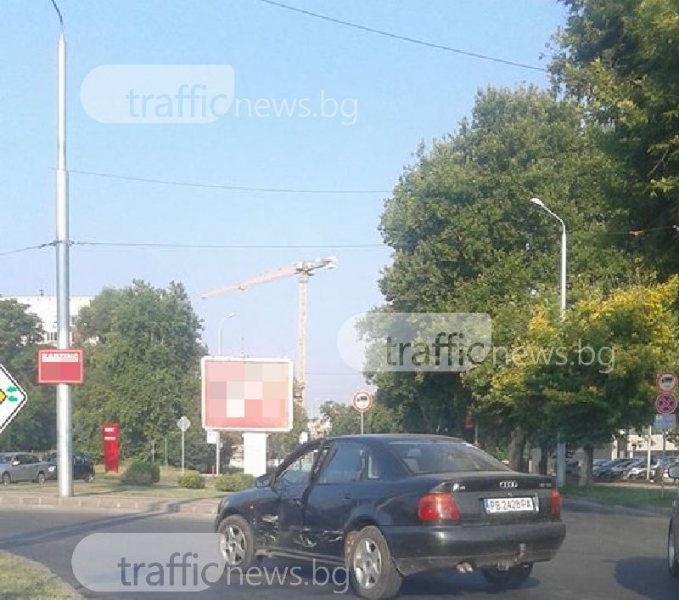 Катастрофа затруднява движението на булевард 