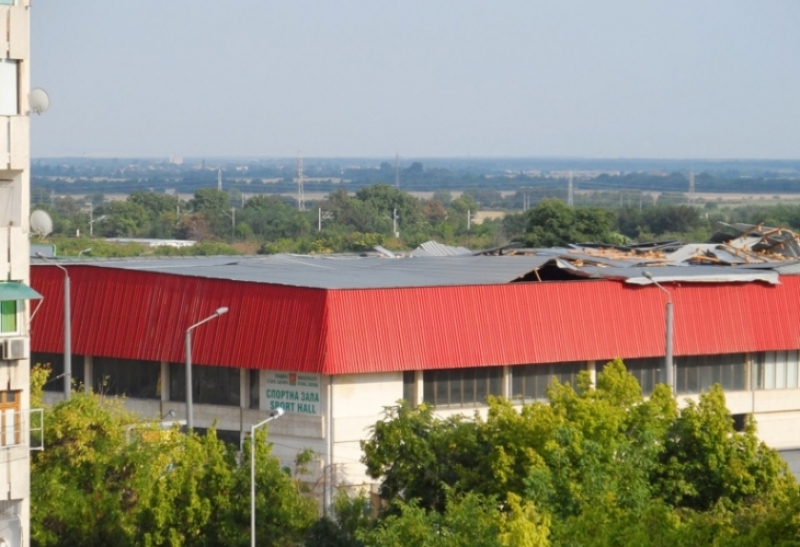 Ураганен вятър отнесе покрива на спортната зала в Стара Загора